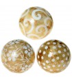 Conjunto de 3 bolas sortidas de madrepérola decoradas com torradas brancas