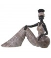 Figura de resina africana sentada castanha