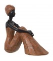 Figura de resina africana sentada castanha